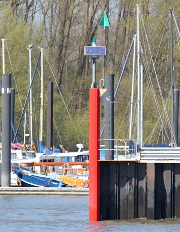 Yachthafen Wedel Westeinfahrt Steuerbord, April 2015 Wedel Westeinfahrt Steuerbord