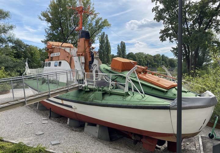 THEODOR HEUSS mit Tochterboot